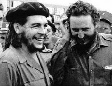Che-Guevara (vlevo) v revoluční diskuzi s přáteli ve zbrani