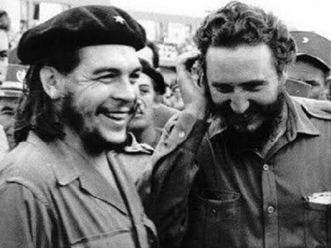 Che-Guevara (vlevo) v revoluční diskuzi s přáteli ve zbrani